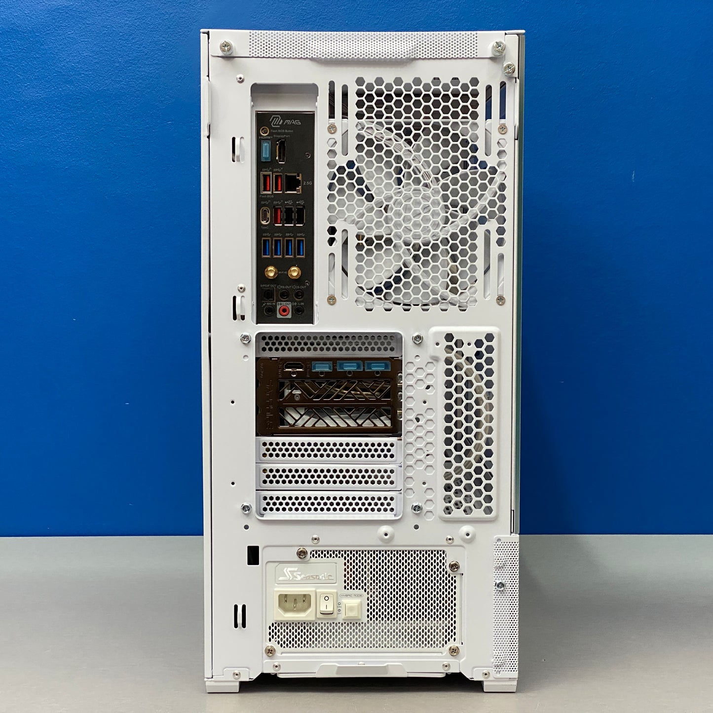 Torre Lian Li 216 Lancool | Ryzen 7 7800X3D/32GB/2TB SSD/RX 9070 XT 16GB
