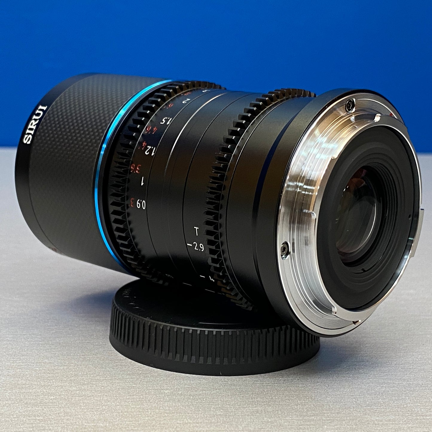 SIRUI Saturn 35mm T2.9 1.6x Anamorphic (Carbon Fiber) - NOVA