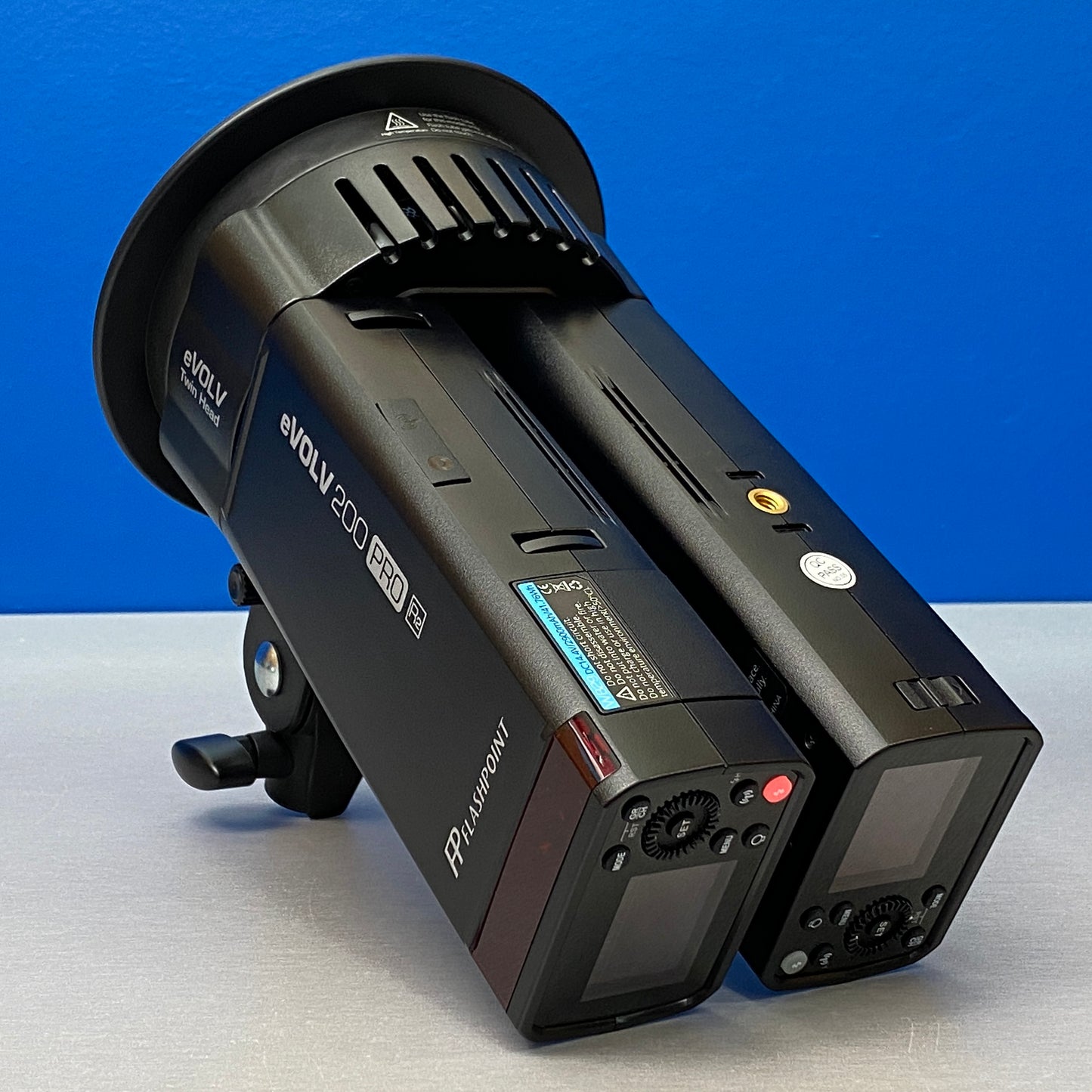 Kit Duplo - Flashpoint eVOLV 200 Pro R2 (Godox AD200 Pro) + Dual Flash Bracket + Trigger