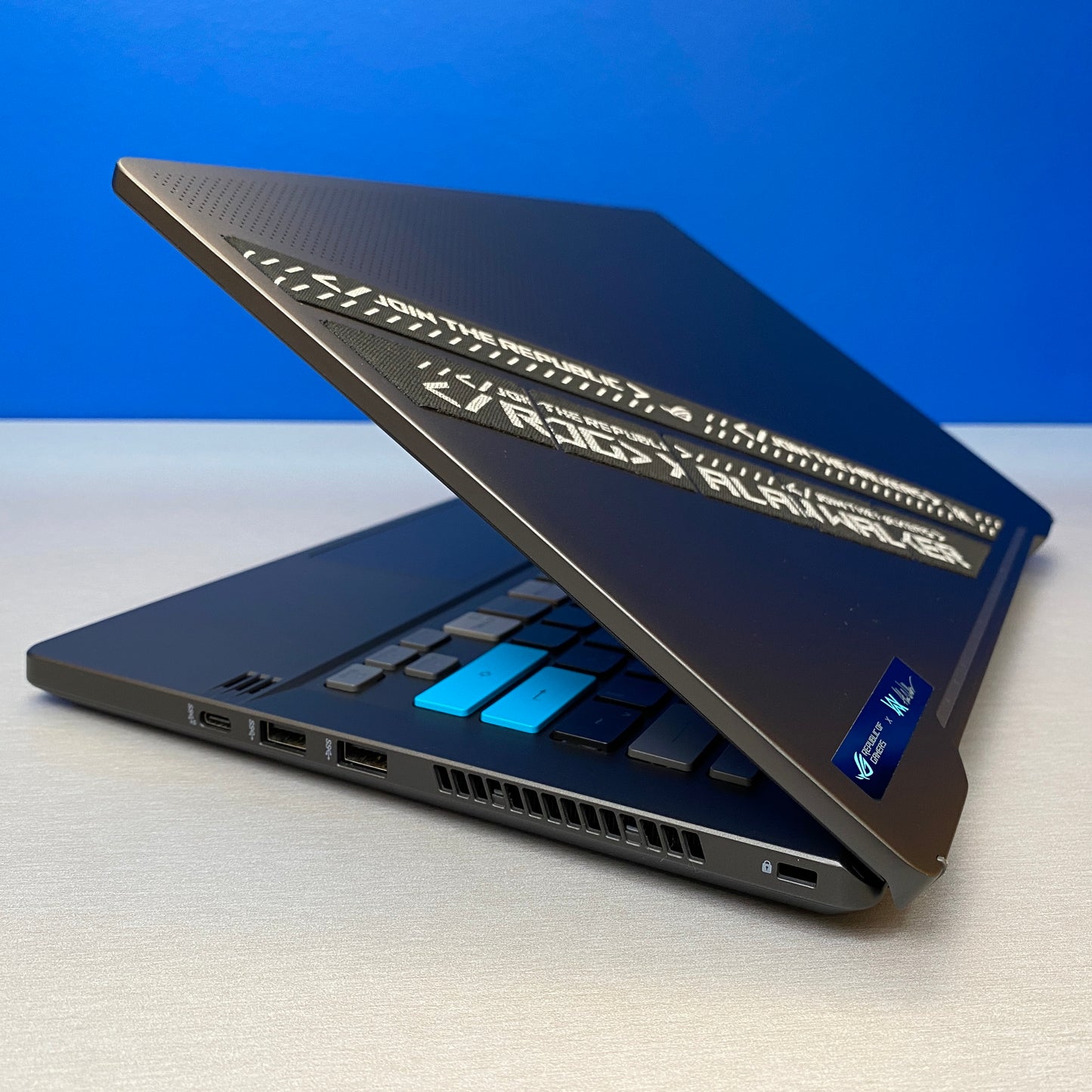 ASUS Zephyrus G14 | Alan Walker Limited Edition (Ryzen 9 5900HS/16GB/1TB/RTX 3050 Ti)