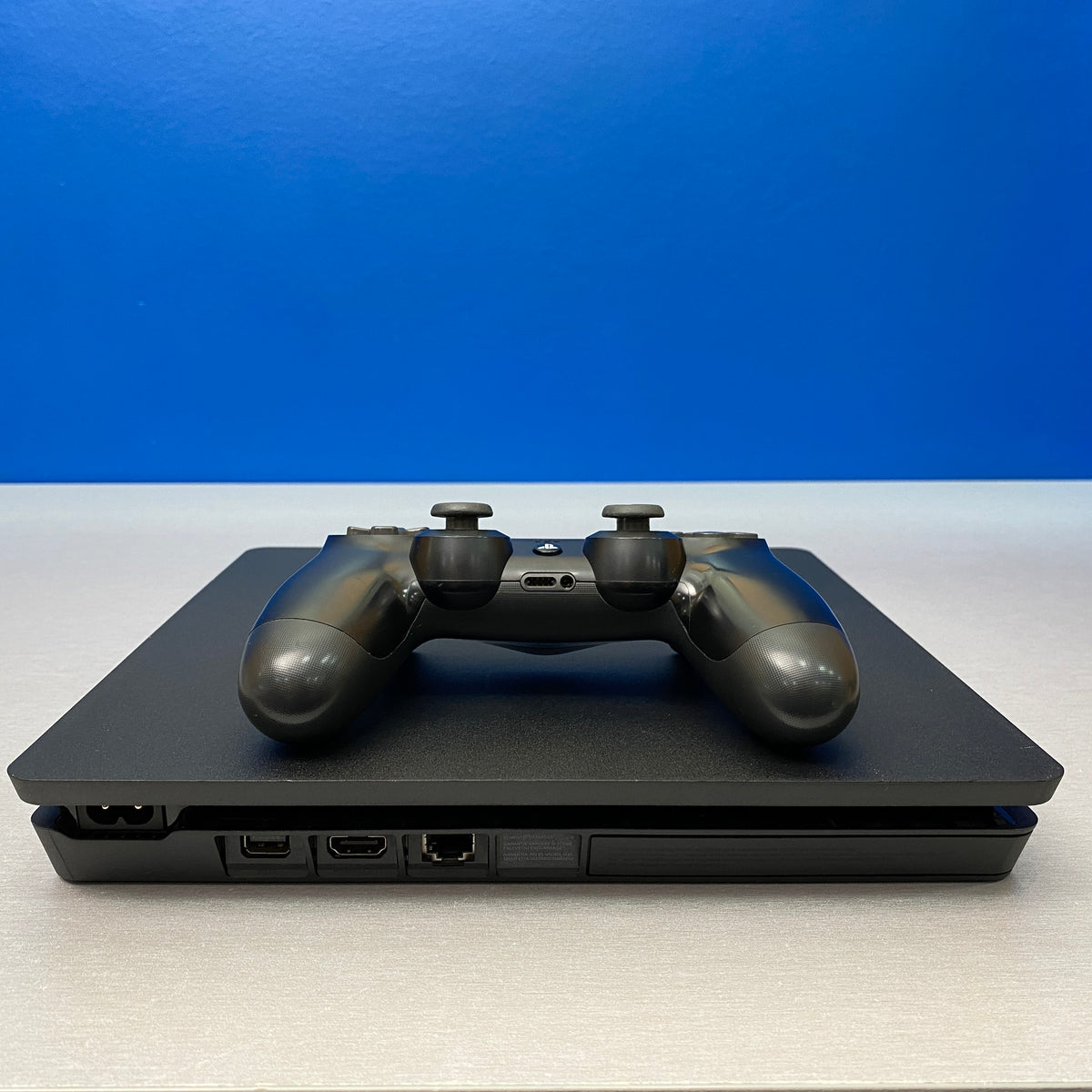 PS4 Slim 1TB + Comando