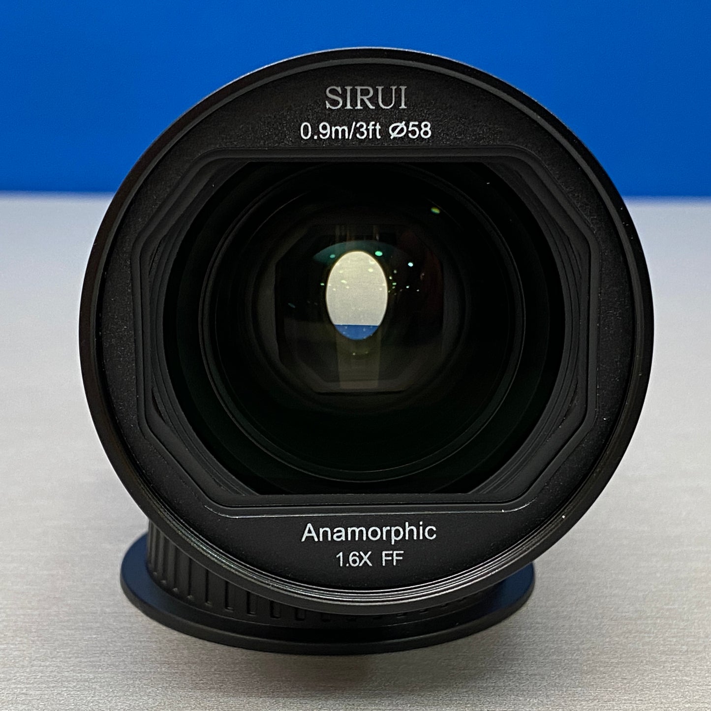 SIRUI Saturn 35mm T2.9 1.6x Anamorphic (Carbon Fiber) - NOVA