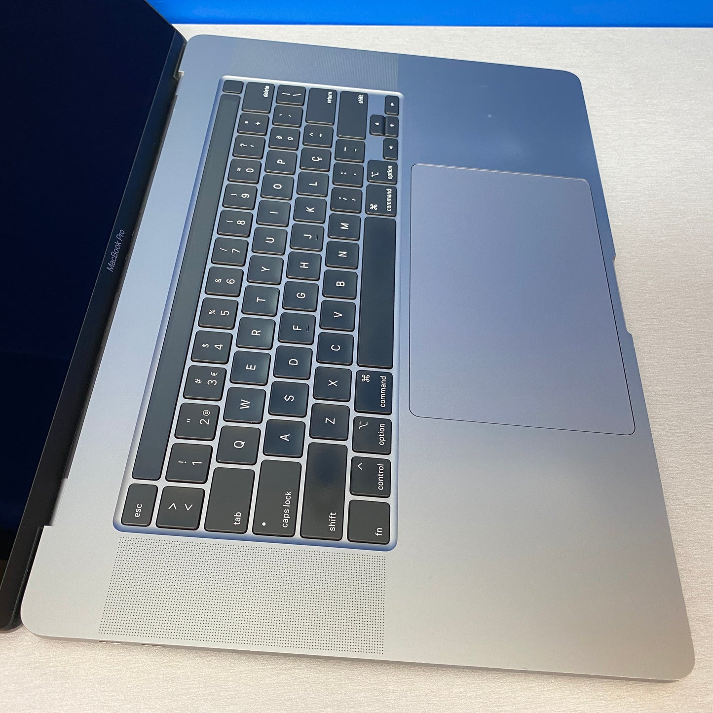 Apple MacBook Pro 16" - A2141 (i7/16GB/512GB SSD/Radeon Pro 5300M 4GB)
