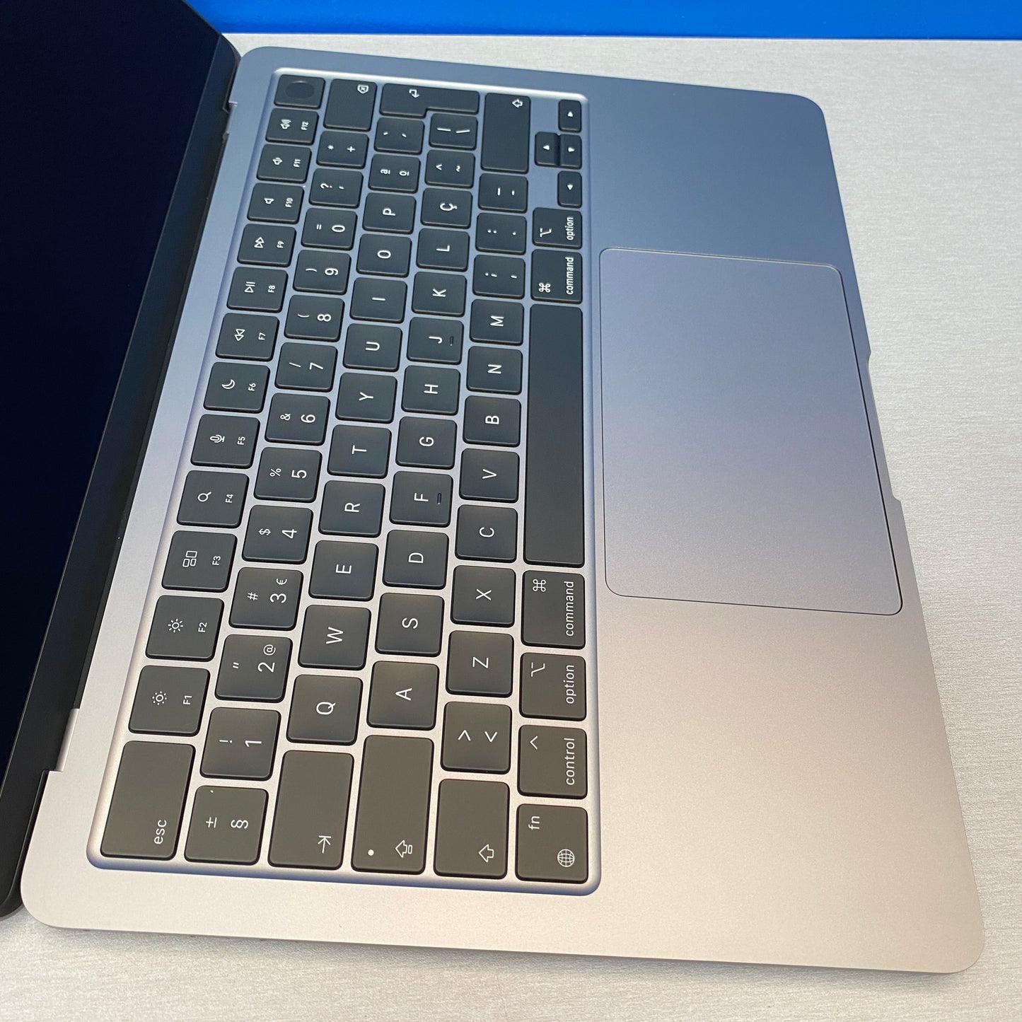 Apple MacBook Air 13.6" | 2022 | M2 8-Cores | 8GB | 256GB SSD